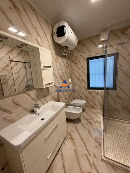 Tirane, jepet me qera apartament 3+1 Kati 3, 170 m² 2.500 € (BLLOKU)