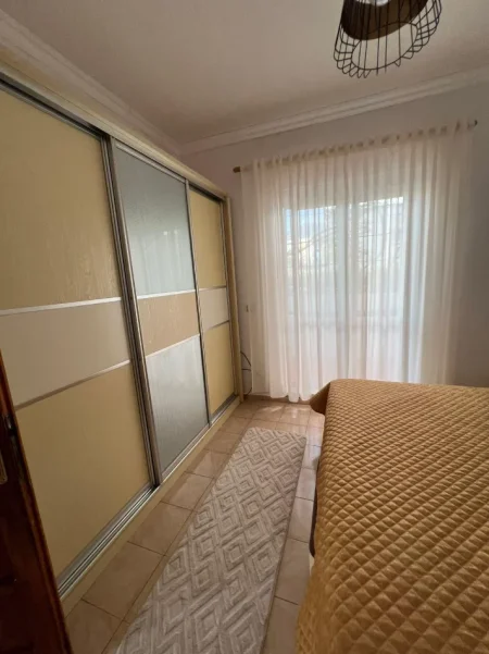Tirane, jepet me qera apartament 1+1+Ballkon Kati 1, 80 m² 400 € (Rruga 5 Maji)