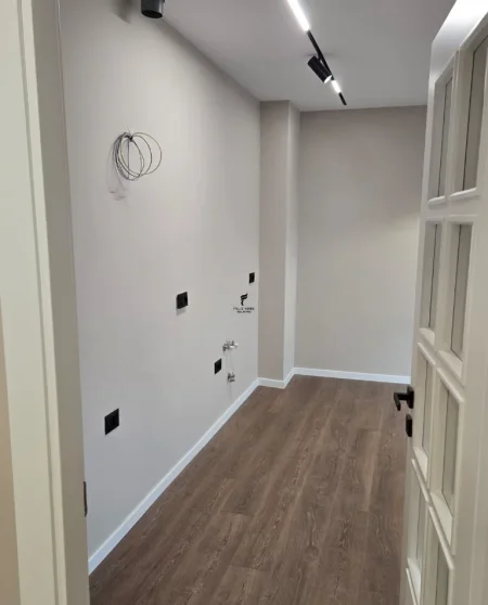 Tirane, jepet me qera zyre Kati 11, 104 m² 700 € (KOMUNA E PARISIT)