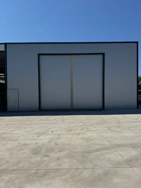 Tirane, jepet me qera ambjent biznesi Kati 0, 500 m² 2.000 € (Rruga Bregu Gjoles)