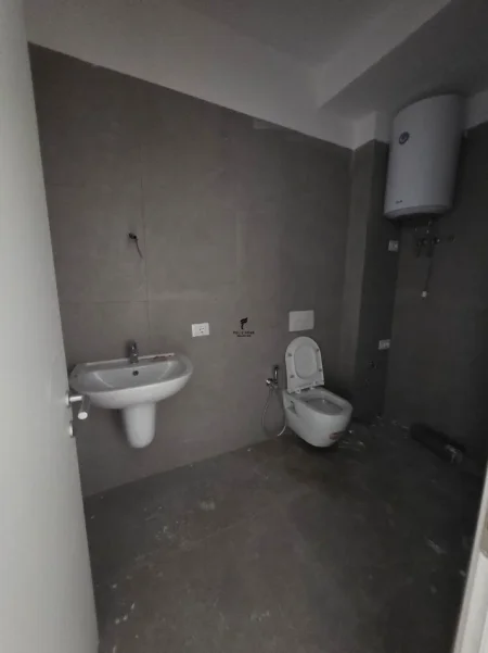 Tirane, jepet me qera zyre Kati 4, 66 m² 500 € (21 DHJETORI)