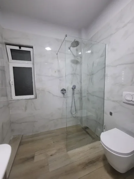 Tirane, jepet me qera apartament 1+1 Kati 4, 70 m² 550 € (ISH PARKU)