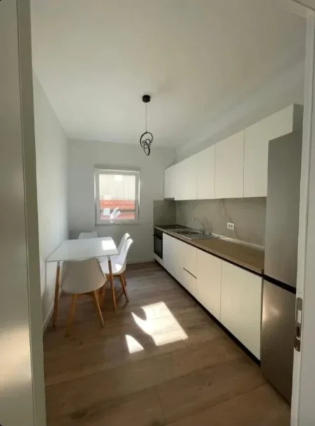 Tirane, jepet me qera apartament 1+1 Kati 4, 70 m² 550 € (ISH PARKU)