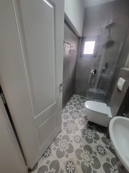 Tirane, jepet me qera apartament 1+1 Kati 4, 70 m² 550 € (ISH PARKU)