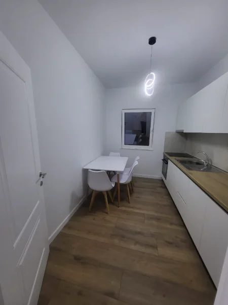 Tirane, jepet me qera apartament 1+1 Kati 4, 70 m² 550 € (ISH PARKU)