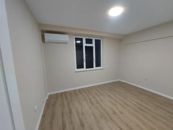 Tirane, jepet me qera ambjent biznesi Kati 3, 125 m² 1.000 € (Bisnesi Qender Sheshi Skenderbej)