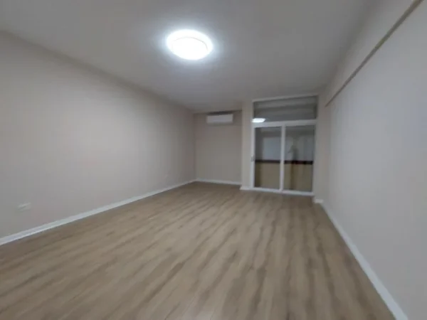 Tirane, jepet me qera ambjent biznesi Kati 3, 125 m² 1.000 € (Bisnesi Qender Sheshi Skenderbej)