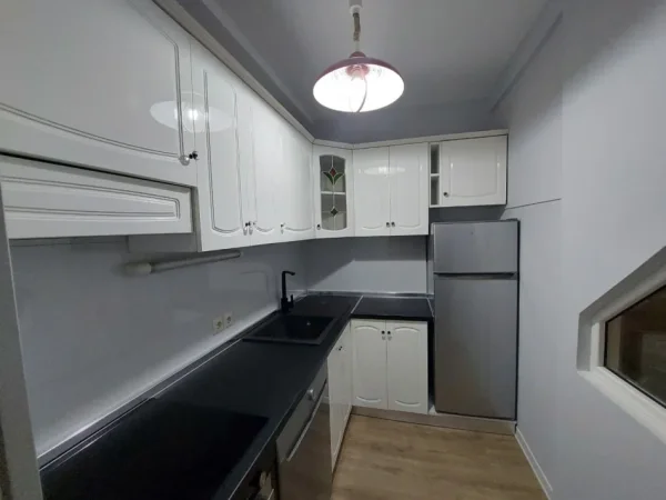 Tirane, jepet me qera ambjent biznesi Kati 3, 125 m² 1.000 € (Bisnesi Qender Sheshi Skenderbej)