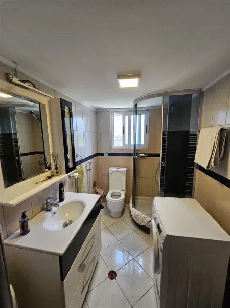 Tirane, jepet me qera apartament 2+1 Kati 2, 100 m² 650 € (LIQENI I THATE)