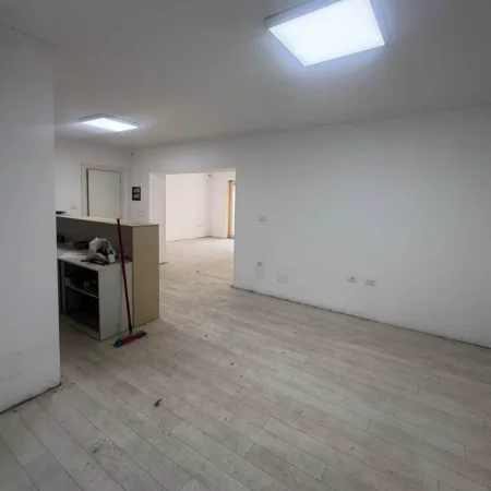 Tirane, jepet me qera zyre Kati 0, 100 m² 1.250 € (RRUGA MUHAMED GJOLLESHA)