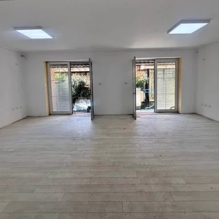 Tirane, jepet me qera zyre Kati 0, 100 m² 1.250 € (RRUGA MUHAMED GJOLLESHA)