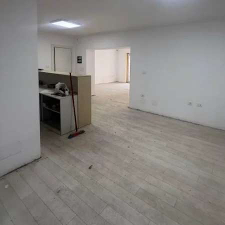 Tirane, jepet me qera zyre Kati 0, 100 m² 1.250 € (RRUGA MUHAMED GJOLLESHA)