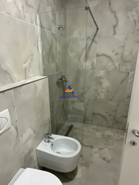 Tirane, jepet me qera apartament 2+1+Ballkon Kati 5, 103 m² 1.000 € 