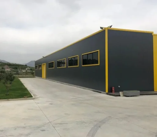 Tirane, jepet me qera magazine Kati 0, 900 m² 4.000 € (PRUSH)
