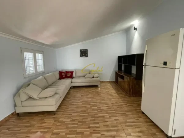 Tirane, jepet me qera Vile 4+1 Kati 3, 500 m² 1.300 € (CASA ITALIA)