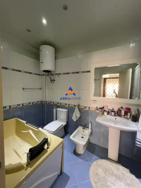 Tirane, shitet apartament 2+1+Ballkon Kati 3, 119 m² 290.000 € 