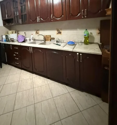 Tirane, jepet me qera apartament 2+1 Kati 0, 85 m² 400 € (Rruga 5 Maji)