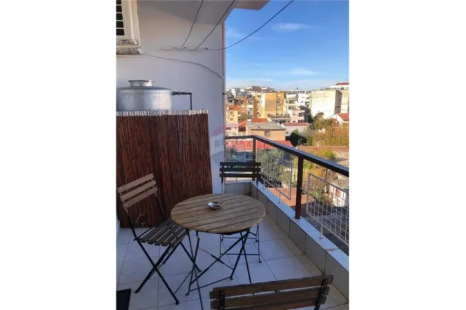 Tirane, jepet me qera apartament 2+1 , 100 m² 850 € (Komun e Parisit)