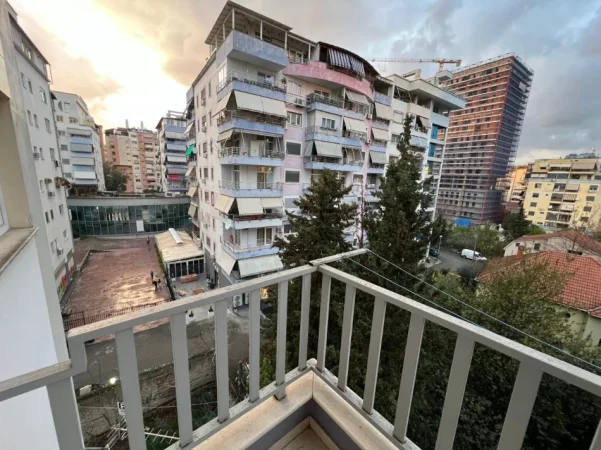 Tirane, jepet me qera apartament 2+1 Kati 4, 90 m² 600 € (KOMUNA E PARISIT)