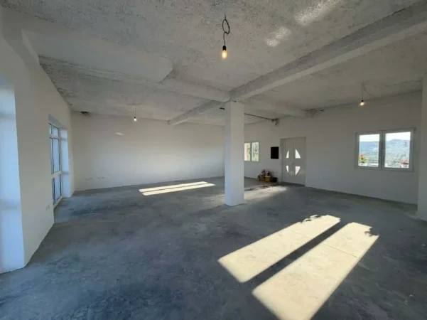 Tirane, jepet me qera magazine Kati 0, 100 m² 500 € (kadhar)