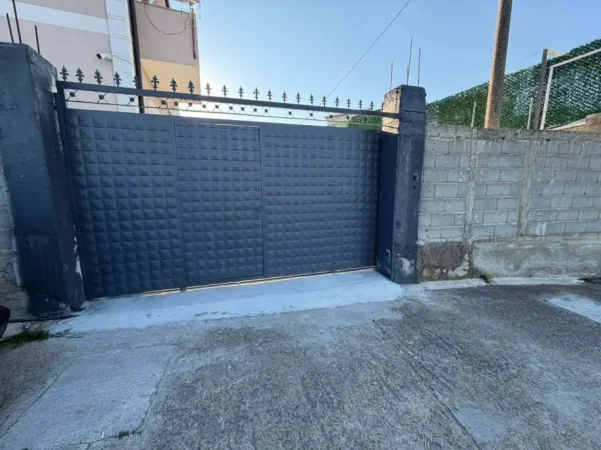 Tirane, jepet me qera magazine Kati 0, 100 m² 500 € (kadhar)