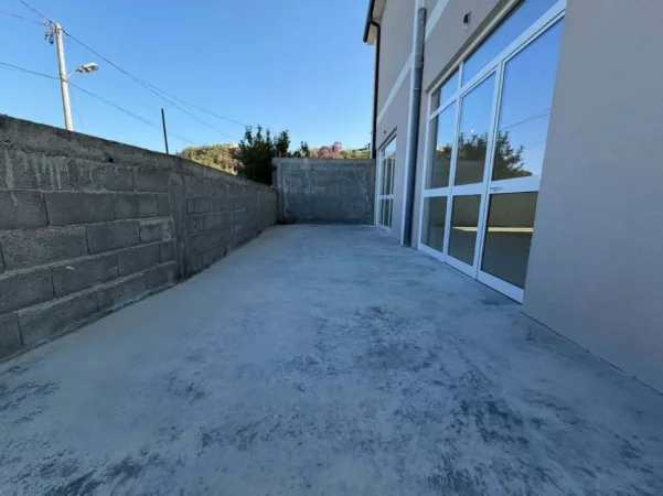 Tirane, jepet me qera magazine Kati 0, 100 m² 500 € (kadhar)