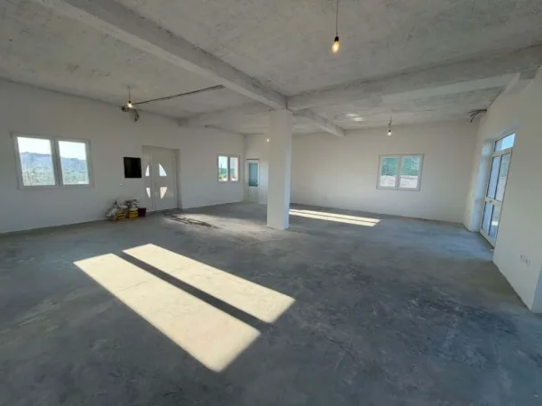 Tirane, jepet me qera magazine Kati 0, 100 m² 500 € (kadhar)