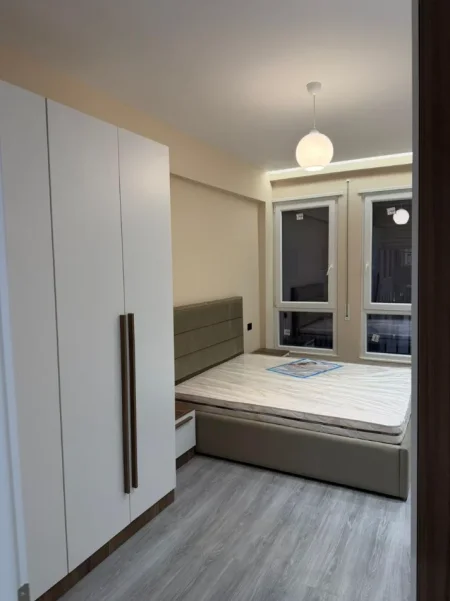 Tirane, jepet me qera apartament 1+1 Kati 1, 450 € (5 Maji)