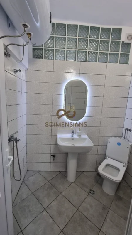 Tirane, jepet me qera ambjent biznesi Kati 1, 55 m² 800 € (Mine Peza)