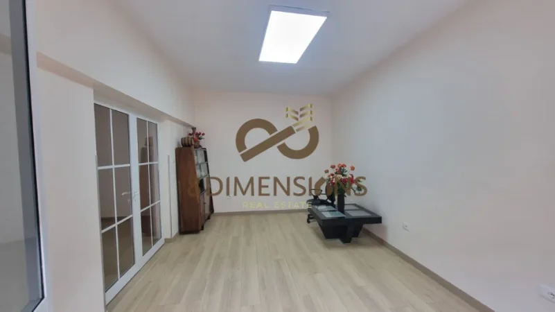 Tirane, jepet me qera ambjent biznesi Kati 1, 55 m² 800 € (Mine Peza)