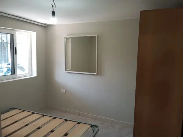 Tirane, jepet me qera apartament 1+1 Kati 1, 50 m² 300 € (Oborr Allias)