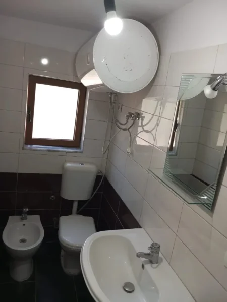 Tirane, jepet me qera apartament 1+1 Kati 1, 50 m² 300 € (Oborr Allias)