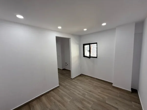 Tirane, jepet me qera ambjent biznesi Kati 1, 150 m² 1.000 € (TODI SHKURTI)