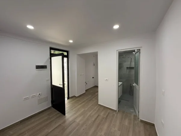 Tirane, jepet me qera ambjent biznesi Kati 1, 150 m² 1.000 € (TODI SHKURTI)