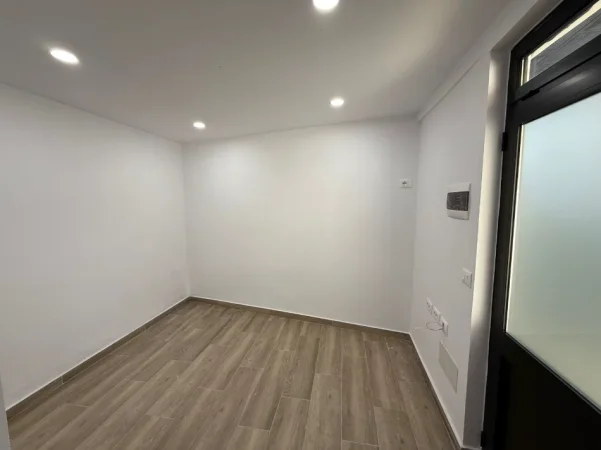 Tirane, jepet me qera ambjent biznesi Kati 1, 150 m² 1.000 € (TODI SHKURTI)