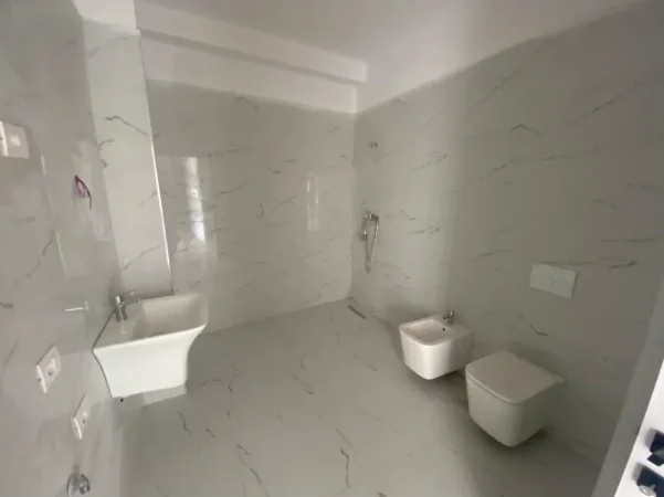 Tirane, shes apartament 1+1 Kati 4, 85 m² 74.000 € (Prane Rrethit te Ullirit)