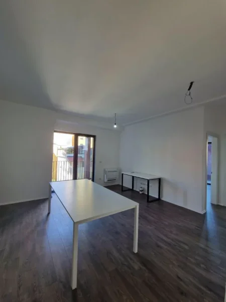 Tirane, jepet me qera zyre Kati 4, 103 m² 1.200 € (KOMPLEKSI GARDEN BUILDING)