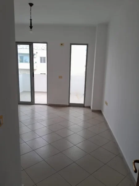 Tirane, jepet me qera apartament 2+1+Ballkon Kati 5, 104 m² 450 € (Komuna e Parisit, pranë Kristal Center)