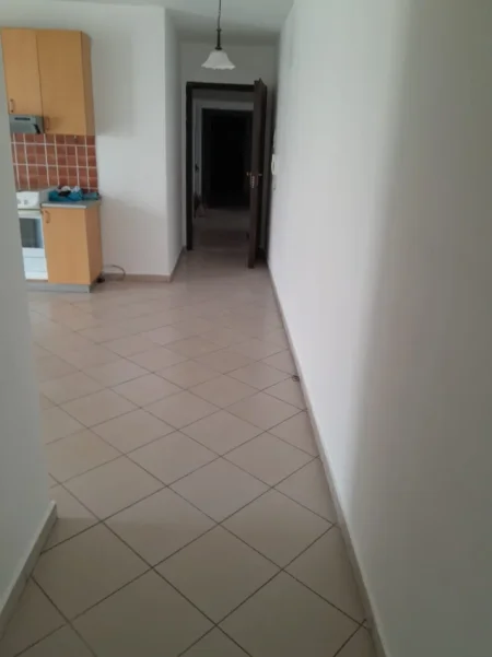 Tirane, jepet me qera apartament 2+1+Ballkon Kati 5, 104 m² 450 € (Komuna e Parisit, pranë Kristal Center)