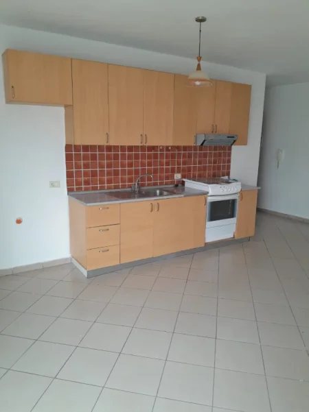 Tirane, jepet me qera apartament 2+1+Ballkon Kati 5, 104 m² 450 € (Komuna e Parisit, pranë Kristal Center)