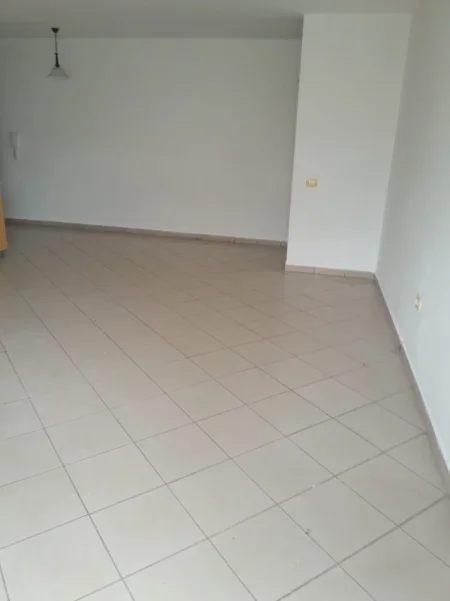 Tirane, jepet me qera apartament 2+1+Ballkon Kati 5, 104 m² 450 € (Komuna e Parisit, pranë Kristal Center)