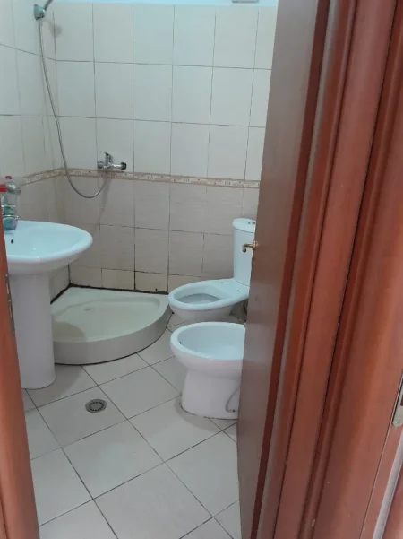 Tirane, jepet me qera apartament 2+1+Ballkon Kati 5, 104 m² 450 € (Komuna e Parisit, pranë Kristal Center)