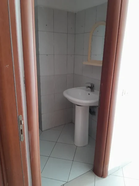 Tirane, jepet me qera apartament 2+1+Ballkon Kati 5, 104 m² 450 € (Komuna e Parisit, pranë Kristal Center)