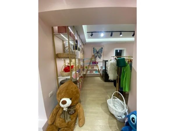 Tirane, shitet ambjent biznesi Dyqan Lulesh , Kati 0, 85 m² 30.000 € (RRUGA BARDHYL)