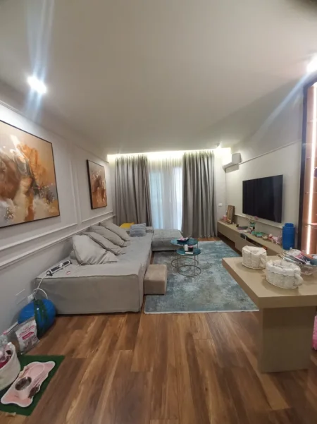 Tirane, jepet me qera apartament 1+1 Kati 5, 1.500 € (ish blloku)