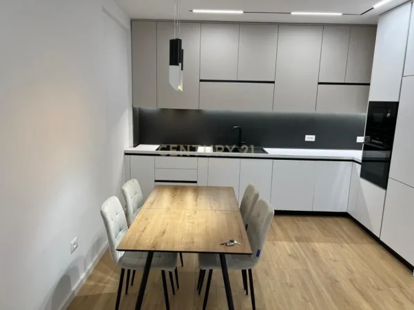 Tirane, jepet me qera apartament 1+1 Kati 1, 89 m² 800 € (komuna e parisit)