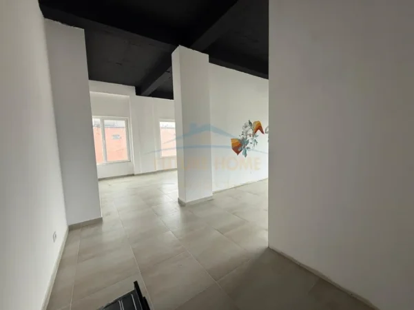 Tirane, jepet me qera ambjent biznesi Kati 3, 116 m² 800 € (Rruga e Dibres)