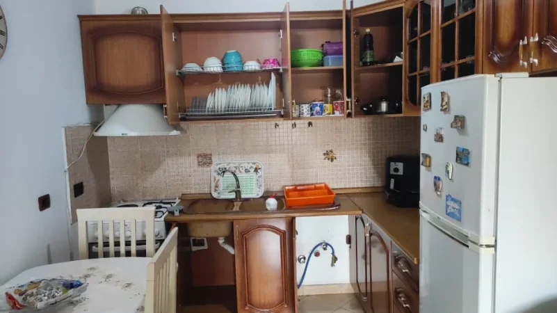 Tirane, jepet me qera apartament 2+1 Kati 3, 75 m² 650 € (rruga kavajes)