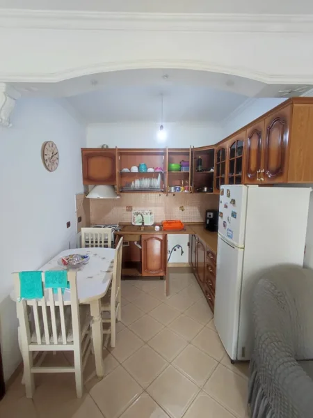Tirane, jepet me qera apartament 2+1 Kati 3, 75 m² 650 € (rruga kavajes)