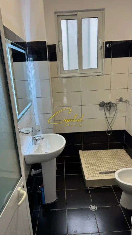 Tirane, jepet me qera apartament 1+1 Kati 2, 75 m² 450 € (5 MAJI)